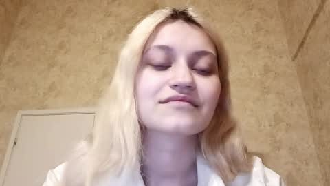 Eva is here now  help me get 50 thumbs up pls  online show from 03-28-26, 06:40