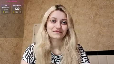 Eva is here now  help me get 50 thumbs up pls  online show from 03-29-26, 09:15