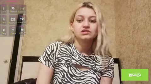 Eva is here now  help me get 50 thumbs up pls  online show from 03-30-26, 09:16