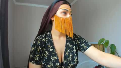 Snapshot of moroccan_diamond_ chatting on 12-19-25, 07:59 Medina online show from 12-19-25, 07:59