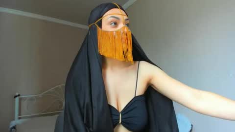 Snapshot of moroccan_diamond_ chatting on 05-04-26, 08:32 Medina online show from 05-04-26, 08:32