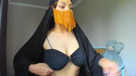 Snapshot of moroccan_diamond_ chatting on 05-10-26, 07:13 Medina online show from 05-10-26, 07:13
