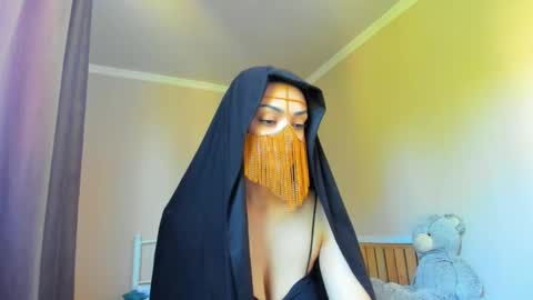 Snapshot of moroccan_diamond_ chatting on 05-25-26, 08:31 Medina online show from 05-25-26, 08:31