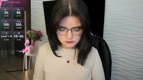 Snapshot of morygirl chatting on 09-21-25, 01:02 mori online show from 09-21-25, 01:02