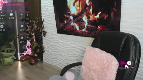 Snapshot of morygirl chatting on 10-28-25, 02:31 mori online show from 10-28-25, 02:31