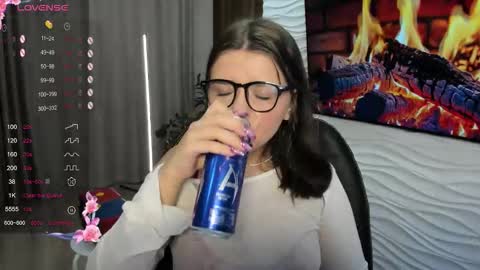 Snapshot of morygirl chatting on 11-23-25, 01:33 mori online show from 11-23-25, 01:33