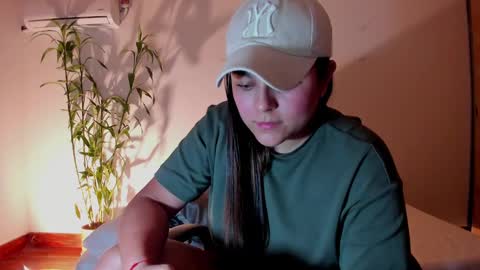 Snapshot of mrbuu_ chatting on 12-30-24, 03:58 Laura online show from 12-30-24, 03:58