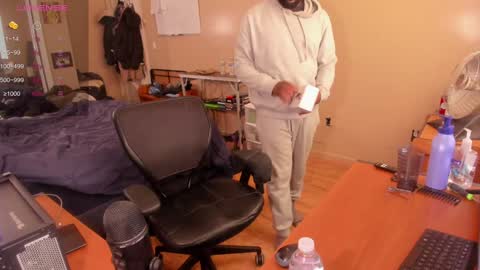 Snapshot of mrchuckdailyxxx chatting on 01-04-25, 04:00 Chuck Daily online show from 01-04-25, 04:00