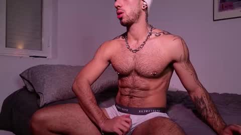 Snapshot of mrj9921 chatting on 12-18-25, 07:03 Juan online show from 12-18-25, 07:03