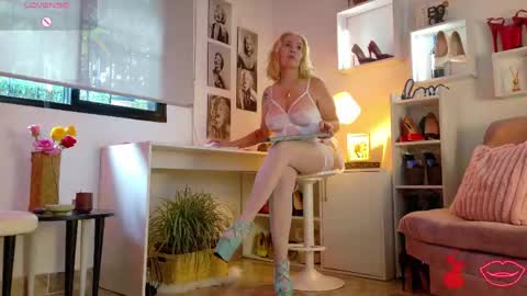 Snapshot of mrs_edha_ chatting on 05-15-26, 01:18 Edha online show from 05-15-26, 01:18