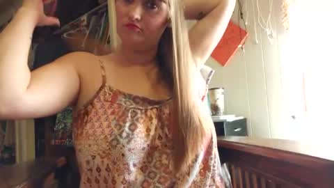 Snapshot of mrsluna19 chatting on 10-15-25, 03:01 MrsLuna19 online show from 10-15-25, 03:01