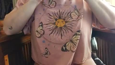 Snapshot of mrsluna19 chatting on 12-16-25, 04:34 MrsLuna19 online show from 12-16-25, 04:34