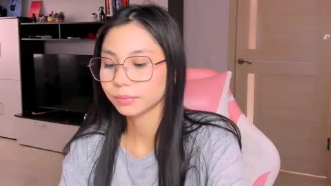 Snapshot of ms_emily_ chatting on 06-09-26, 11:33 ms_emily_ online show from 06-09-26, 11:33