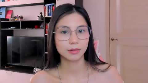 Snapshot of ms_emily_ chatting on 06-11-26, 11:52 ms_emily_ online show from 06-11-26, 11:52