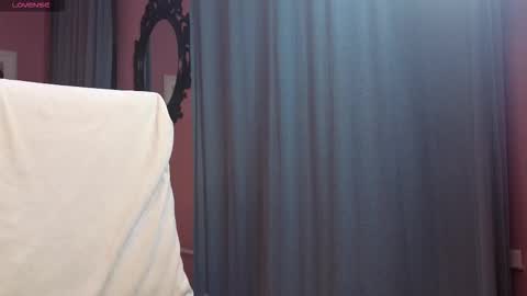 Snapshot of msmonte chatting on 10-30-25, 12:28 Lina Help me to reach 100 thumbs up online show from 10-30-25, 12:28