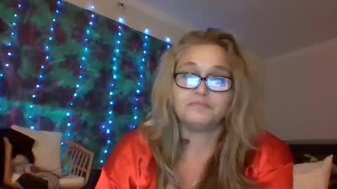 MissRobinson online show from 11-22-25, 12:37