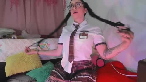 Snapshot of msschloee chatting on 10-30-25, 10:43 Chloe new account online show from 10-30-25, 10:43