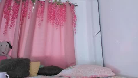 Snapshot of msschloee chatting on 12-15-25, 10:36 Chloe new account online show from 12-15-25, 10:36