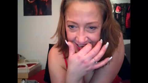 Snapshot of mswhitney618 chatting on 12-19-25, 08:43 mswhitney618 online show from 12-19-25, 08:43