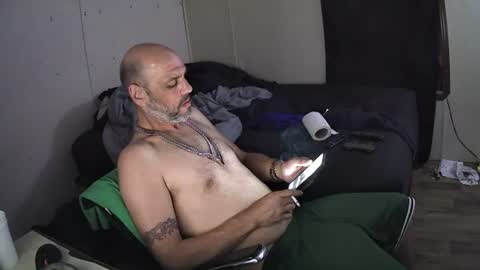 Snapshot of muffdiver718 chatting on 06-25-26, 03:28 Muffdiver online show from 06-25-26, 03:28
