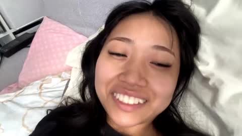 Snapshot of muiklecha chatting on 04-28-26, 10:15 Mia online show from 04-28-26, 10:15