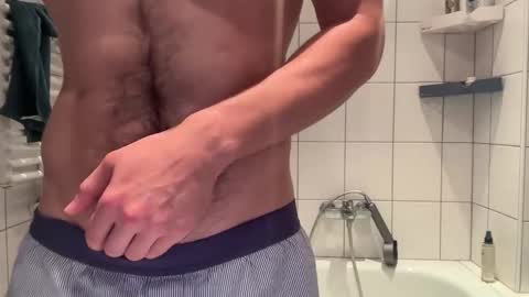 Snapshot of musclehair3 chatting on 06-05-26, 08:20 musclehair3 online show from 06-05-26, 08:20