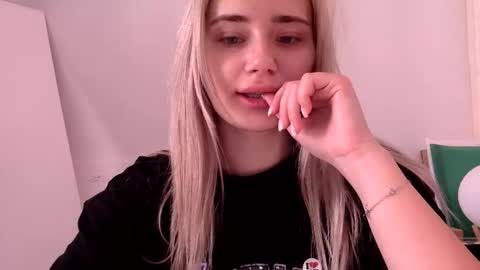 Snapshot of musescorner chatting on 03-22-26, 12:19 musescorner online show from 03-22-26, 12:19
