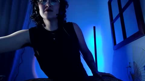 Snapshot of mx_anouk_divine chatting on 12-23-25, 04:43 Mx. Anouk Divine online show from 12-23-25, 04:43