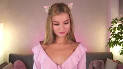 Snapshot of my_little_pollly chatting on 09-25-25, 03:16 Polly online show from 09-25-25, 03:16