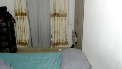 Snapshot of myke_xxx chatting on 05-08-26, 01:44 mike online show from 05-08-26, 01:44