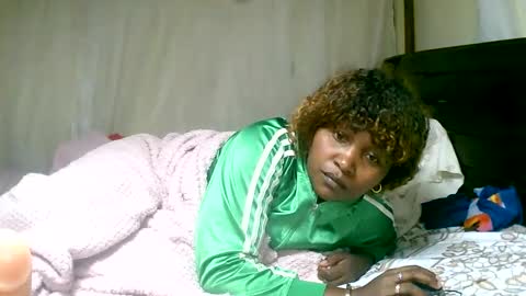 Snapshot of mylindasweet chatting on 01-12-25, 12:01 linda online show from 01-12-25, 12:01