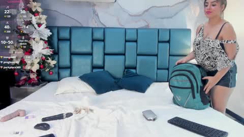 Snapshot of nahomi_wild chatting on 12-17-24, 01:50 Nahomi online show from 12-17-24, 01:50