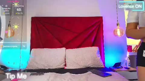 Snapshot of nahomiross chatting on 06-19-26, 02:32 NahomiRoss online show from 06-19-26, 02:32