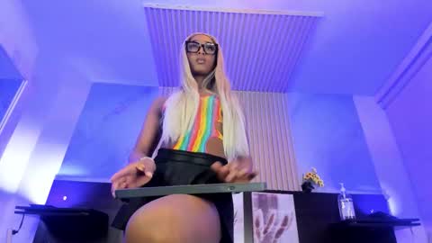 nahomy_james25 online show from 02-11-26, 12:48