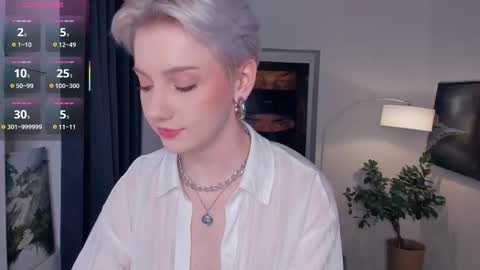 Snapshot of nakishacroshaw chatting on 10-31-25, 01:45 Kate online show from 10-31-25, 01:45