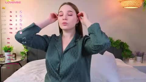 Snapshot of nancycaseys chatting on 10-12-25, 05:28 Luna online show from 10-12-25, 05:28