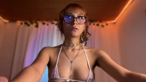 Snapshot of naomi_gyal chatting on 06-08-26, 01:55 Naomi online show from 06-08-26, 01:55