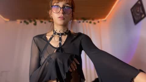 Snapshot of naomi_gyal chatting on 06-11-26, 12:32 Naomi online show from 06-11-26, 12:32