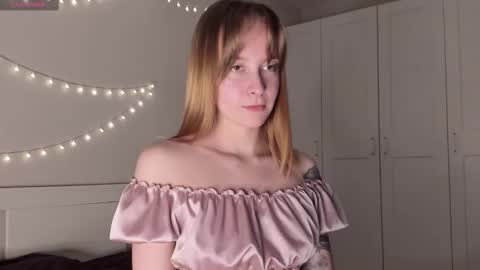 Snapshot of naomi_oops chatting on 10-19-25, 05:24 Naomi online show from 10-19-25, 05:24