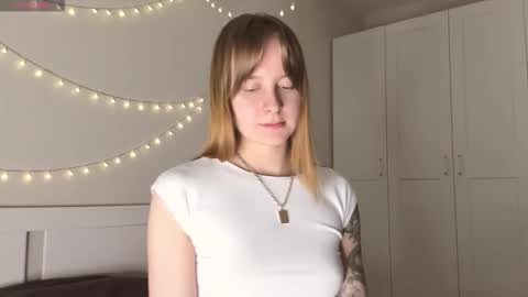 Snapshot of naomi_oops chatting on 10-28-25, 07:05 Naomi online show from 10-28-25, 07:05