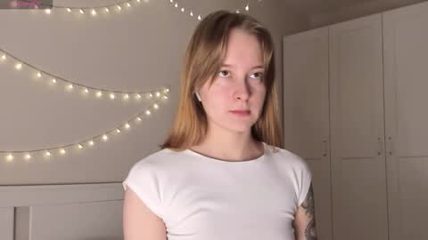 Snapshot of naomi_oops chatting on 11-09-25, 11:03 Naomi online show from 11-09-25, 11:03