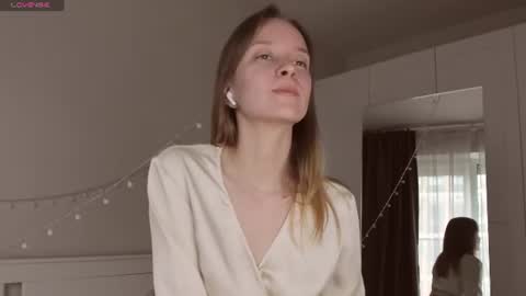 Snapshot of naomi_oops chatting on 06-17-26, 04:19 Naomi online show from 06-17-26, 04:19