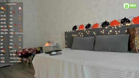 Snapshot of naomi_tara chatting on 10-28-25, 04:09 Naomi online show from 10-28-25, 04:09