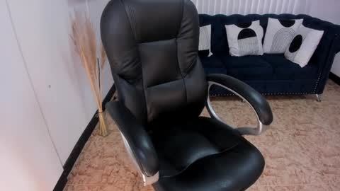 Snapshot of naomii_campbell_ chatting on 12-27-24, 04:10 Naomi Campbell online show from 12-27-24, 04:10