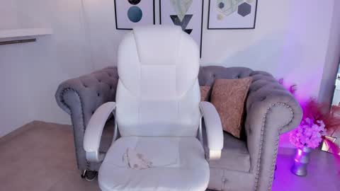 Snapshot of naomii_campbell_ chatting on 12-29-24, 04:40 Naomi Campbell online show from 12-29-24, 04:40