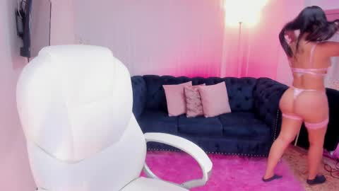 Snapshot of naomii_campbell_ chatting on 02-16-25, 01:38 Naomi Campbell online show from 02-16-25, 01:38