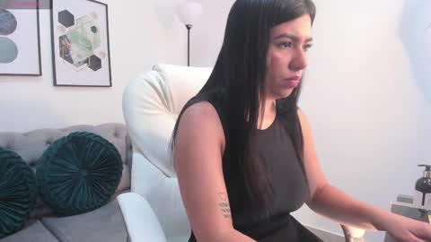 Snapshot of naomii_campbell_ chatting on 09-23-25, 05:05 Naomi Campbell online show from 09-23-25, 05:05