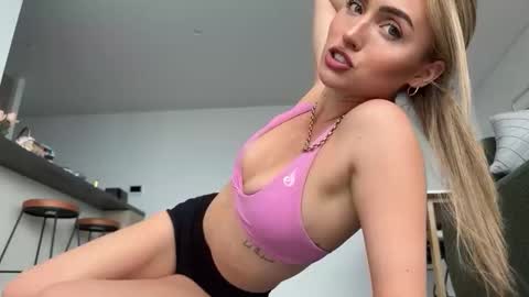 Snapshot of naomirhoades chatting on 02-04-25, 10:45 naomirhoades online show from 02-04-25, 10:45