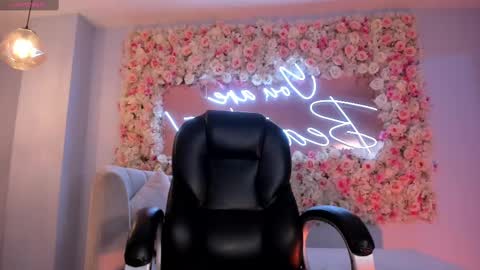 Snapshot of naomisainz chatting on 02-20-25, 12:47 Naomi online show from 02-20-25, 12:47