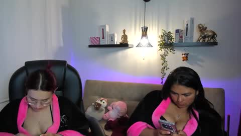 Snapshot of naomy_hot04 chatting on 05-13-26, 09:06 naomy online show from 05-13-26, 09:06
